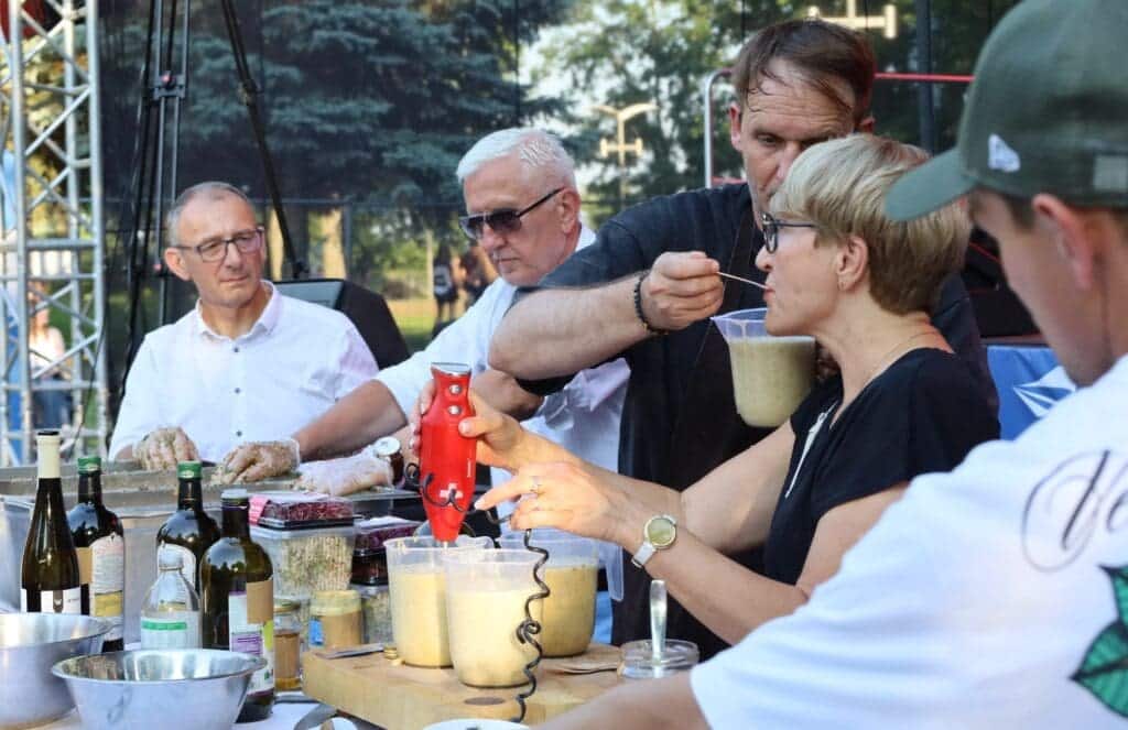 Pięć osób przyrządza jakąś potrawę