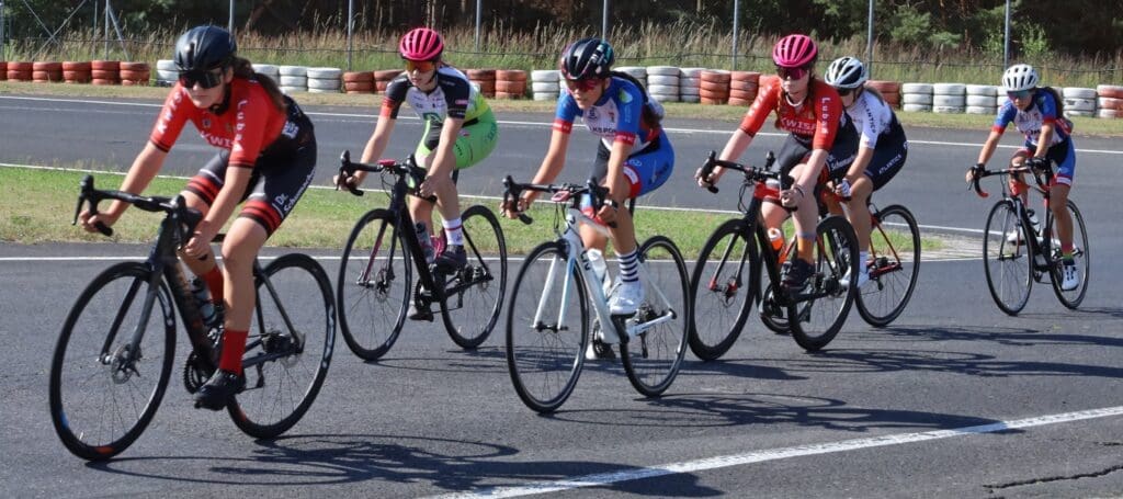 Kolarska liga przekroczyła półmetek. Sześcioro Lubuszan na podium (DUUUŻO ZDJĘĆ) Sześć dziewcząt na rowerach