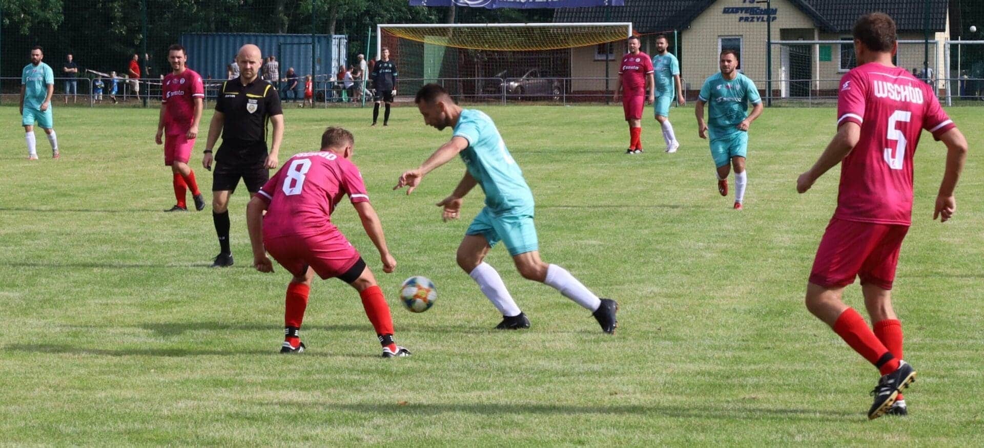 Dziesięciu mężczyzn na boisku  Strzeleckie popisy w Przylepie W meczu gwiazd Zachód wygrał ze Wschodem