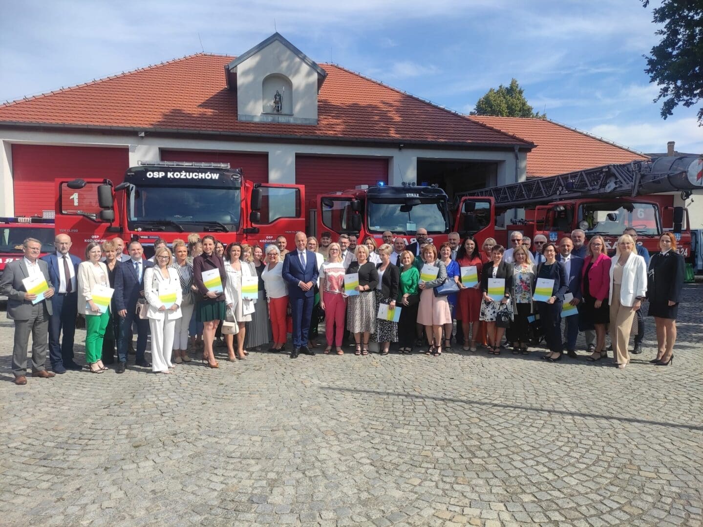 WhatsApp Image 2023-07-27 at 13.22.52 Zdjęcie uczestników spotkania przed remizą w Kożuchowie Bezinteresownie ratują życie i zdrowie Czasem sami potrzebują pomocy WIDEO