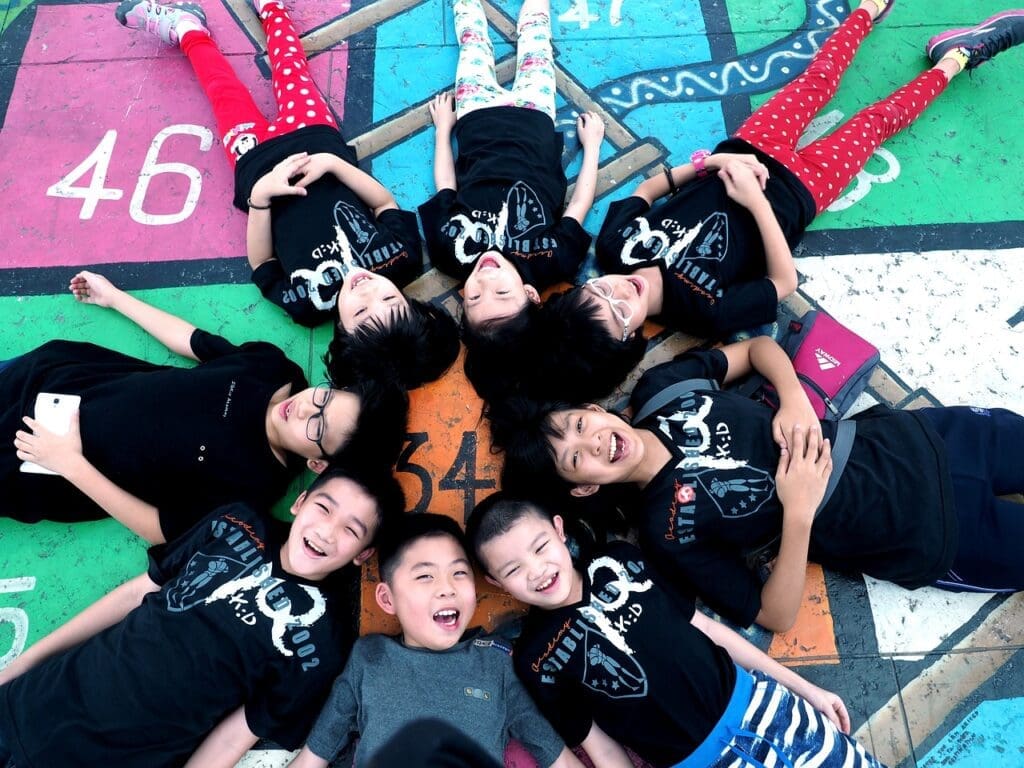 Nie tylko w czasie deszczu dzieci się nudzą. A gdyby tak… Nie tylko w czasie deszczu dzieci się nudzą. A gdyby tak…