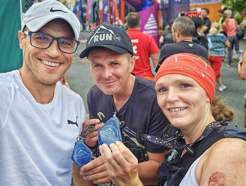 Troje uśmiechniętych ludzi - kobieta i dwaj mężczyźni