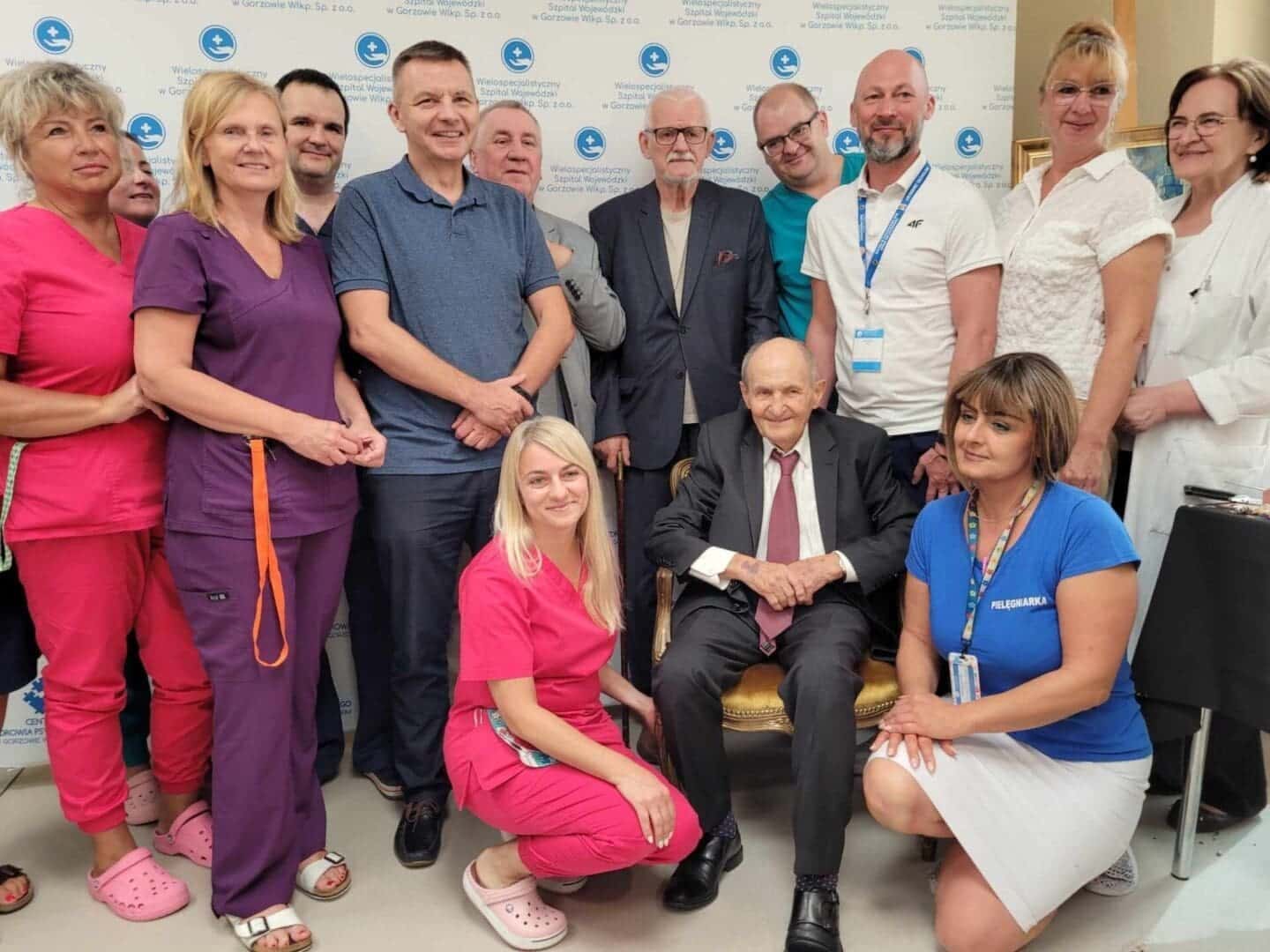 10(5) Nestor gorzowskich chirurgów prof Eugeniusz Murawski żegna się ze szpitalem w wieku 96 lat WIDEO