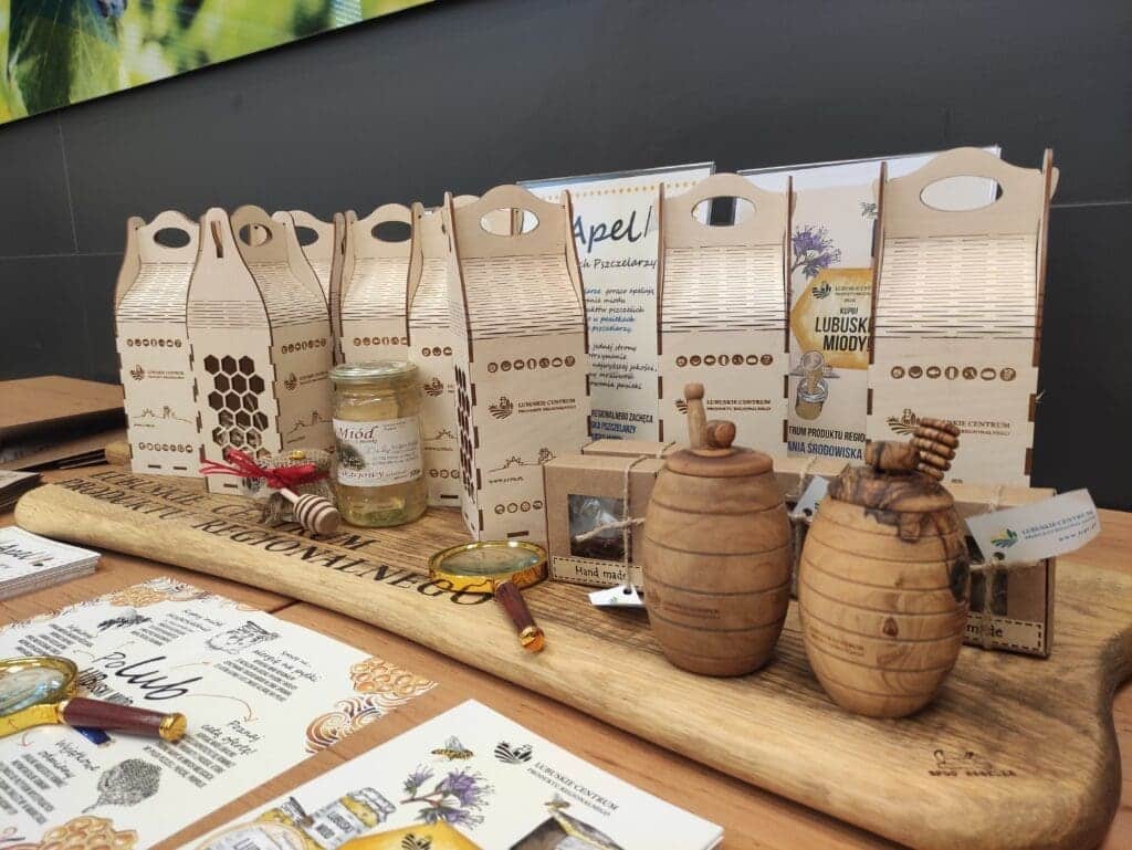 Na zdjęciu miody w ozdobnych opakowaniach.