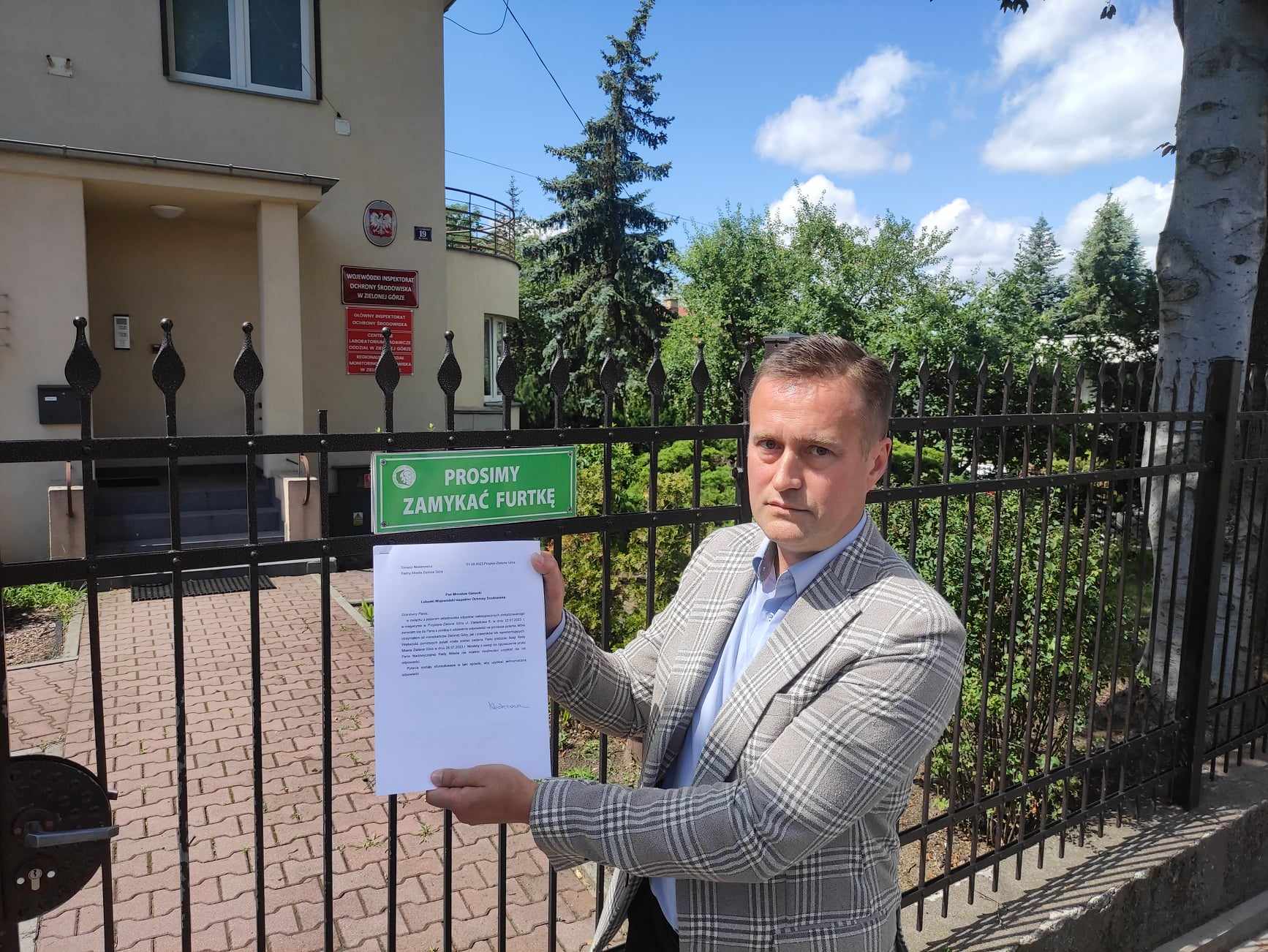 Radny prezentuje wniosek z pytaniami przed siedzibą WIOŚ w Zielonej Górze  Radny Lewicy zadaje WIOŚ 42 pytania dotyczące zagrożenia po pożarze w Przylepie