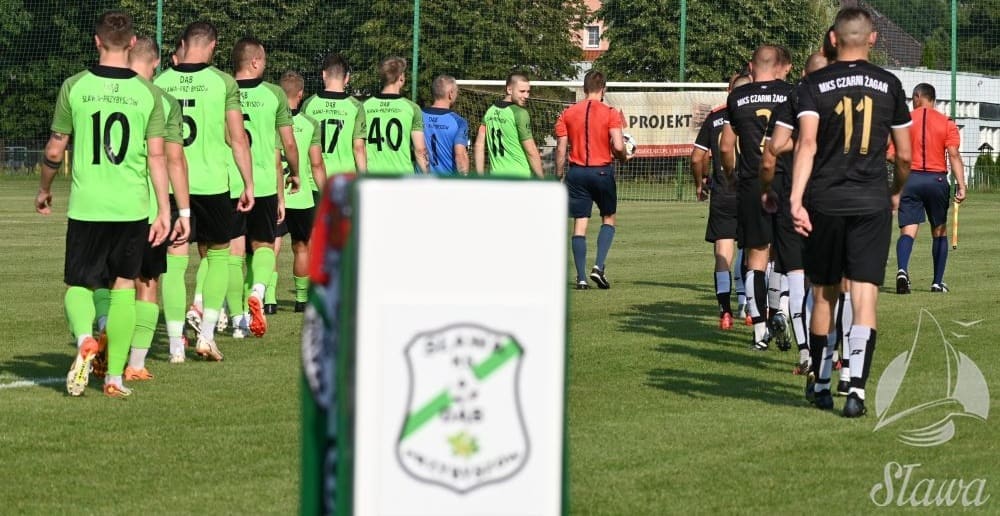 Zwycięstwa z dedykacją. Polonia wygrywa w Nietkowie (PODSUMOWANIE) Piłkarze wchodzący na boisko