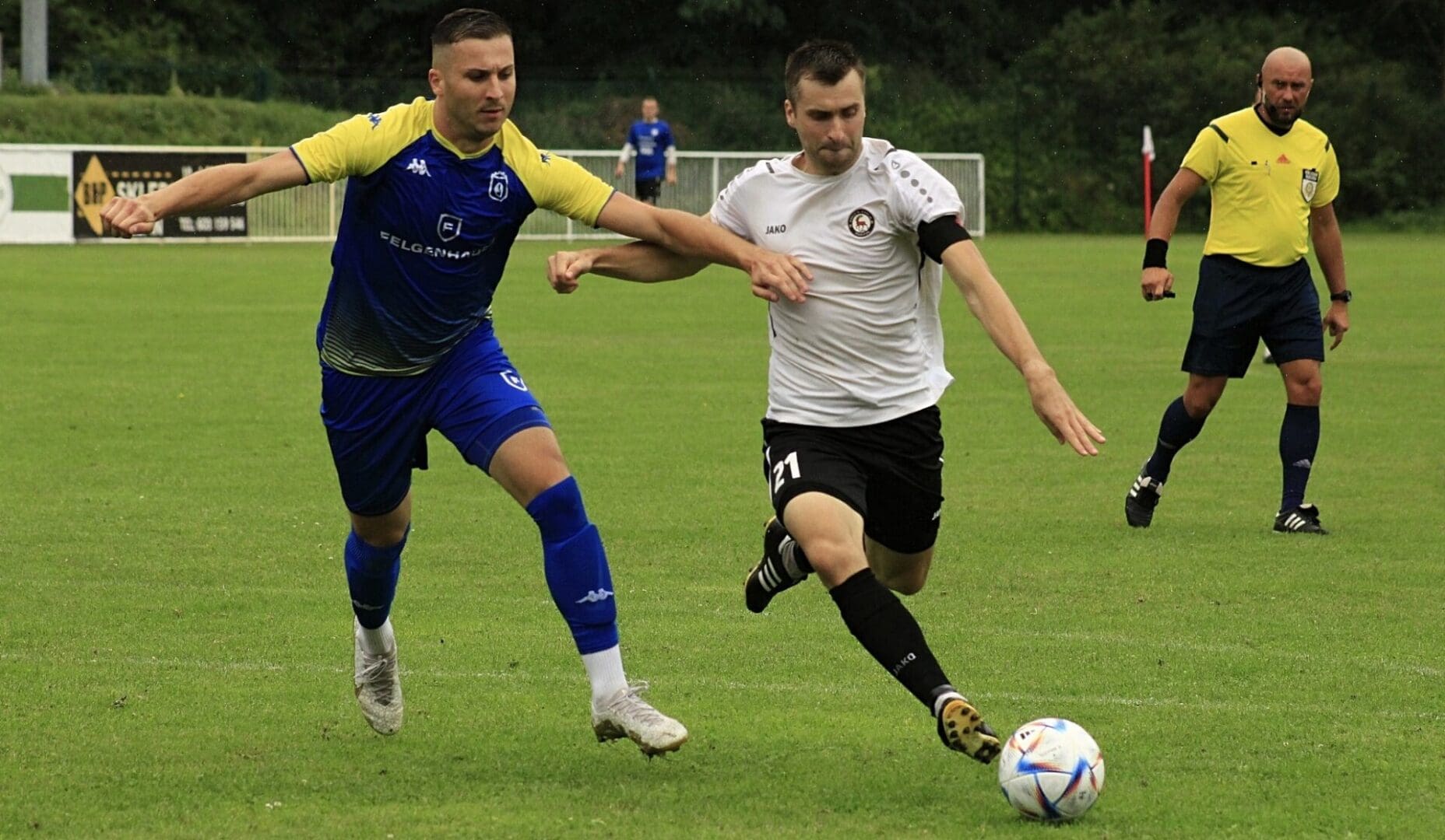 Dwaj piłkarze i sędzia na boisku  Osiem bramek Syreny trzy czerwone kartki w Rzepinie Ogień w IV lidze PODSUMOWANIE
