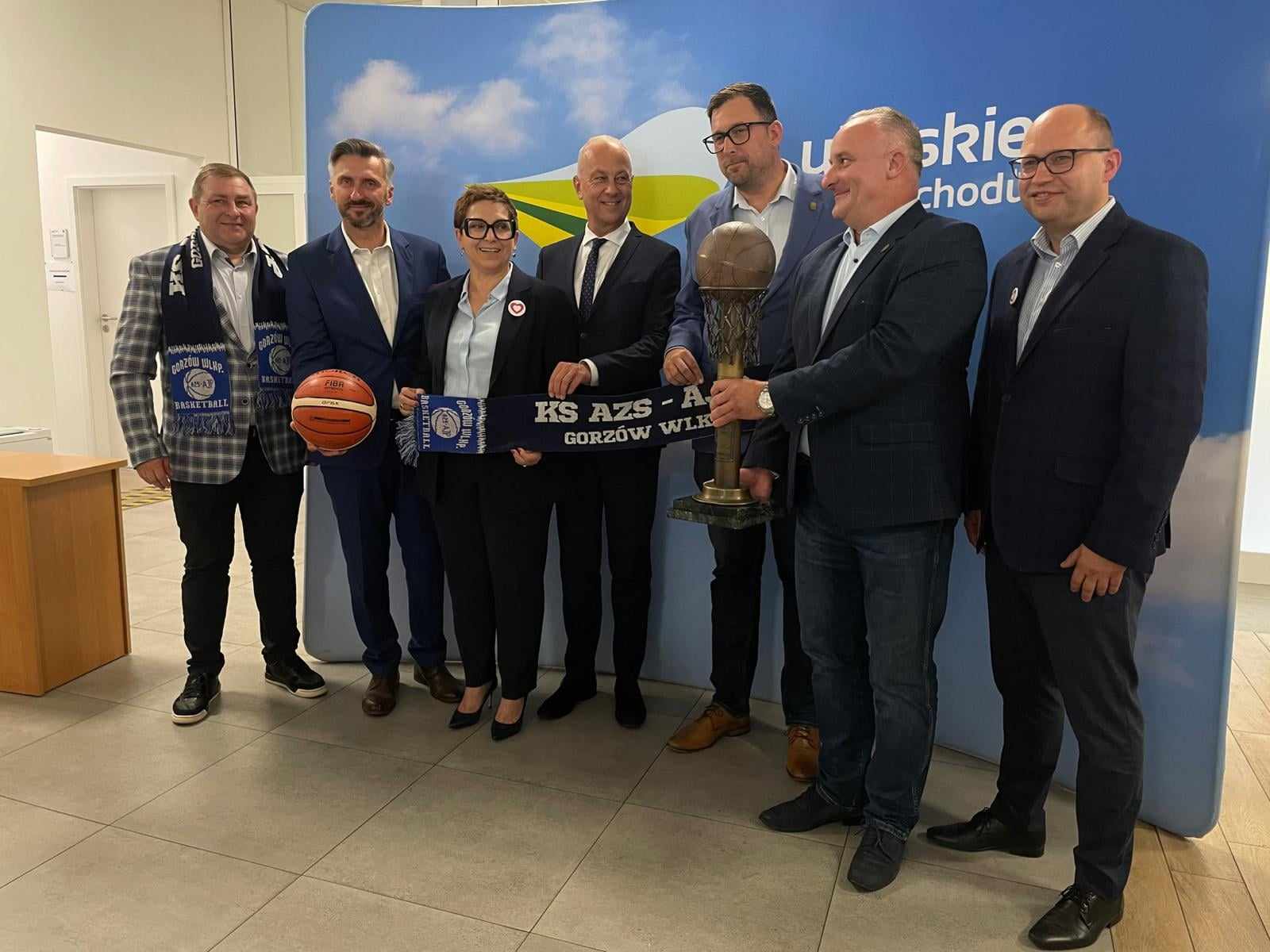   Koszykarki AZS AJP Gorzów na skrzydłach lotniska w Babimoście WIDEO