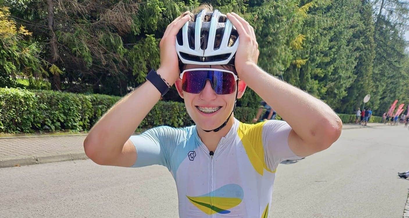 DawLew Młody kolarz trzymający się za głowę Dawid Lewandowski ze srebrem górskich mistrzostw Polski Brawo ZDJĘCIA