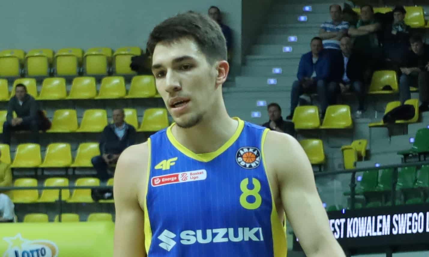 Mężczyzna w sportowej koszulce  Zastal w ferworze sparingów Tym razem przegrał ze Stalą