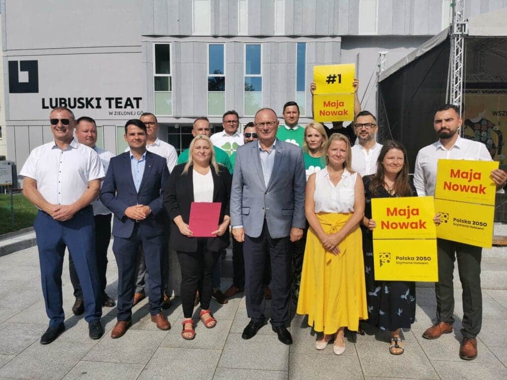 Konferencja prasowa na placu teatralnym w Zielonej Górze