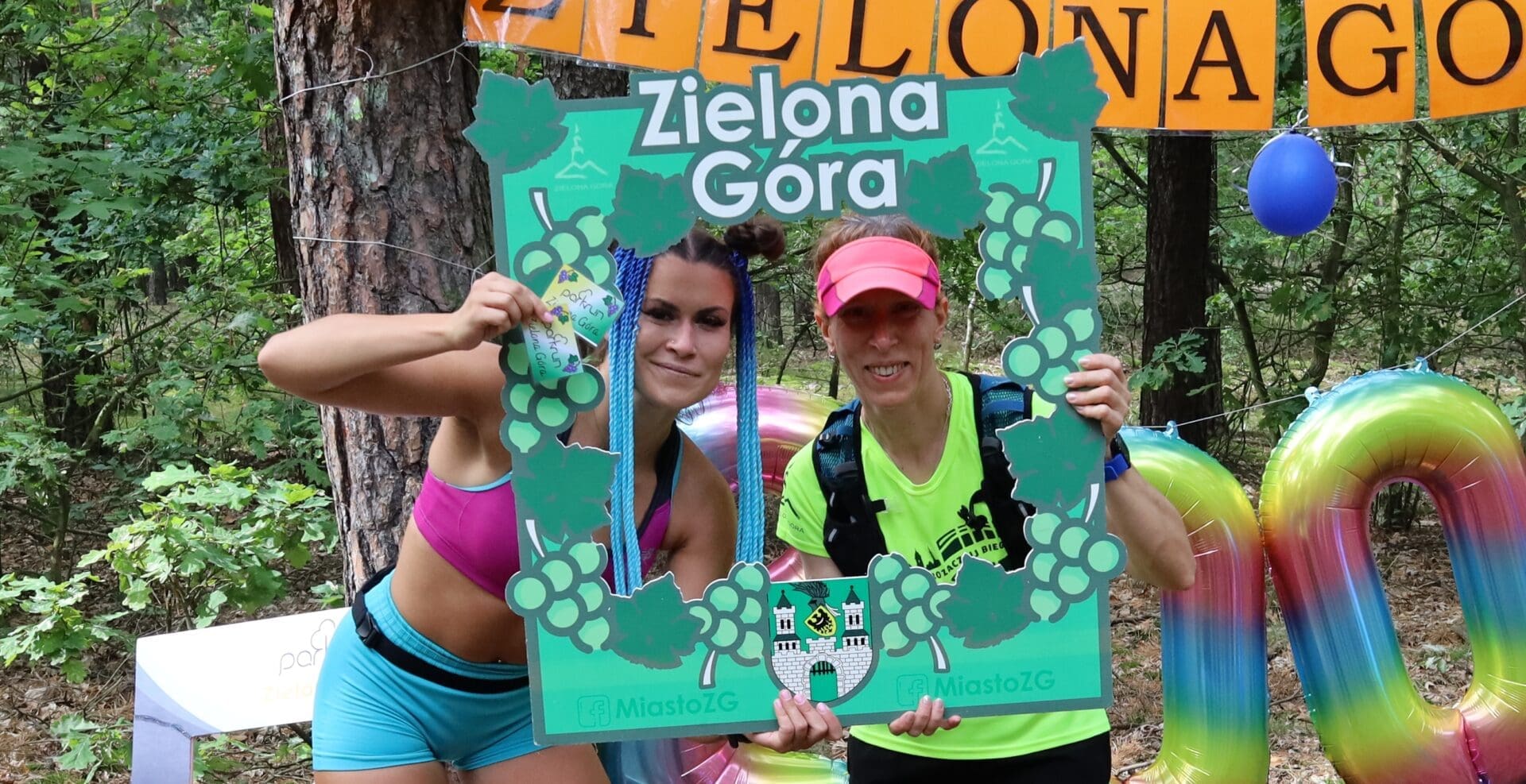Dwie uśmiechnięte kobiety w sportowych strojach  Jubileuszowy parkrun i rekordowa frekwencja w Zielonej Górze DUUUŻO ZDJĘĆ