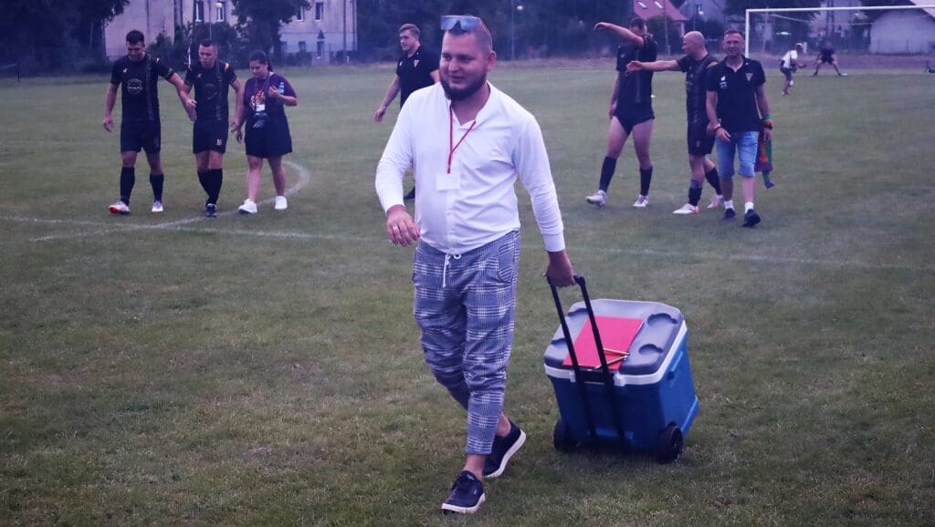 Bartosz Bursztyn: Nie przespaliśmy okresu transferowego (ROZMOWA) Bartosz Bursztyn: Nie przespaliśmy okresu transferowego (ROZMOWA) Mężczyzna ciągnący walizkę