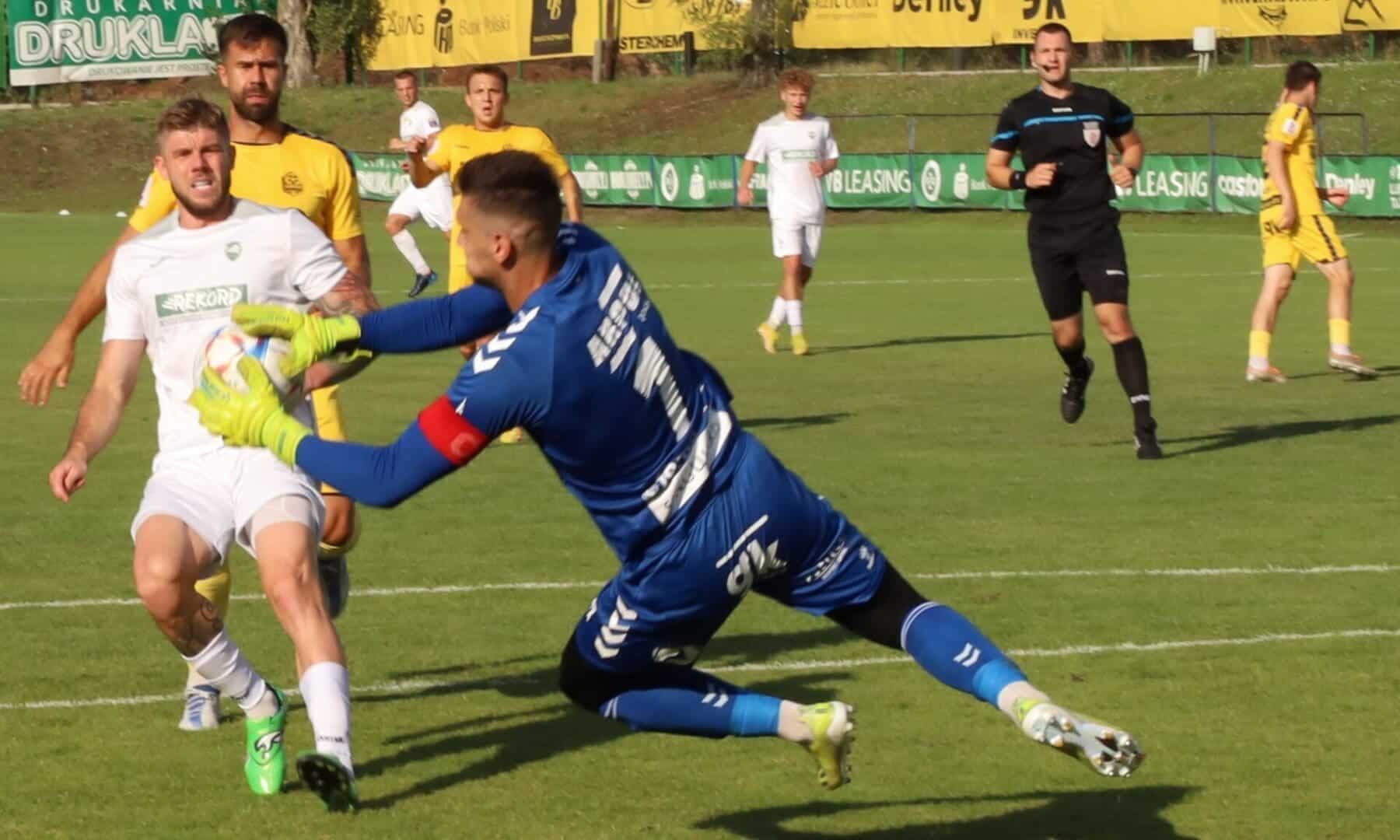 Ośmiu mężczyzn na boisku  Lechia przegrywa z Rekordem Pierwsza bramka samobójcza druga w 90+3 minucie ZDJĘCIA