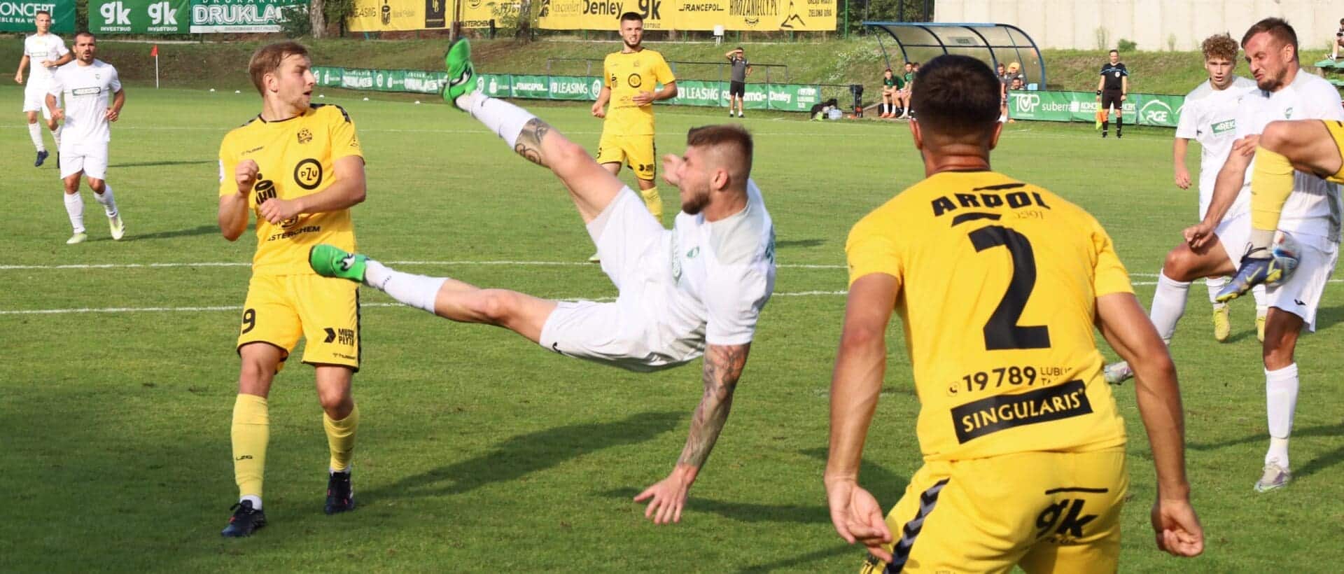 Ośmiu mężczyzn na boisku  Piłkarska środa 23 sierpnia Emocje w III lidze i Pucharze Polski WYNIKI