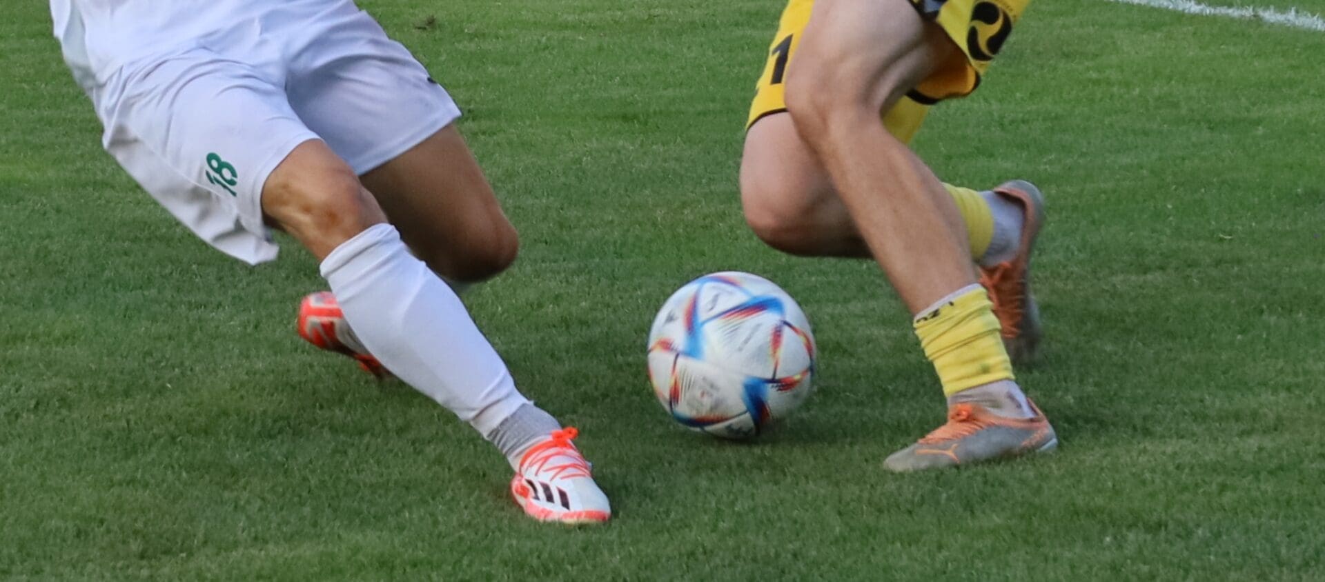 Piłka na boisku  Piłkarski weekend 26 27 sierpnia Derby dla Lechii w III lidze i w CLJ WYNIKI