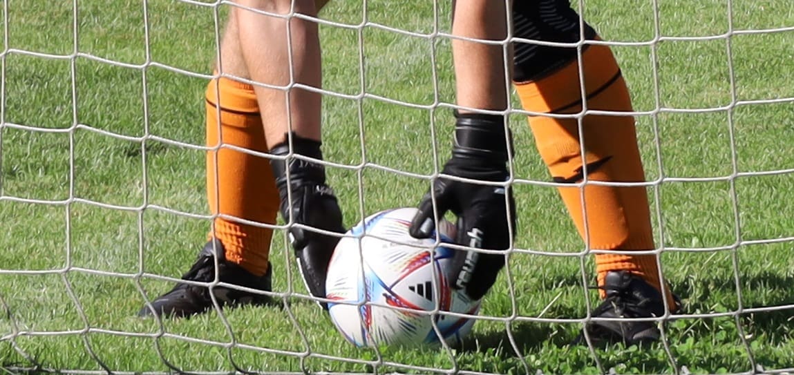 Ręce trzymające piłkę  Piłkarska środa 30 sierpnia Odra kontra Czarni Mecz rezerw w Zielonej Górze WYNIKI