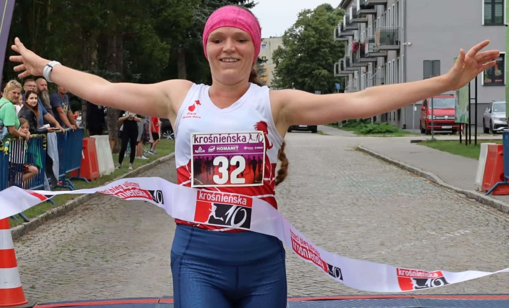 Biegaczka mija linię mety  Krośnieńska 10 z morderczym podbiegiem dla Karoliny Hampel i Aleksandra Wostala ZDJĘCIA