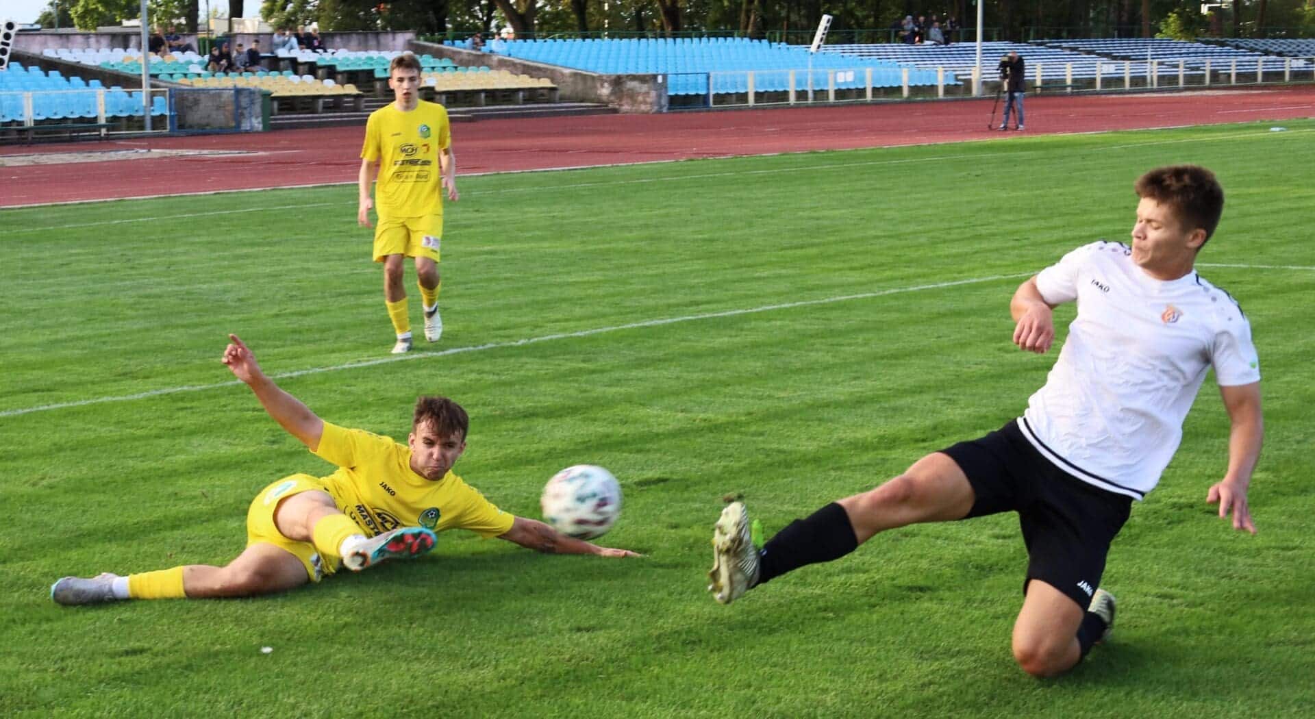 Trzej piłkarze na boisku  Lechia remisuje z Wartą w meczu rezerw Od 02 do 22 ZDJĘCIA WIDEO