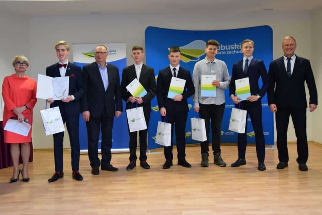 Uczniu, studencie, pilnuj terminu! Już można składać wnioski o stypendia marszałka Uczniu, studencie, pilnuj terminu! Już można składać wnioski o stypendia marszałka