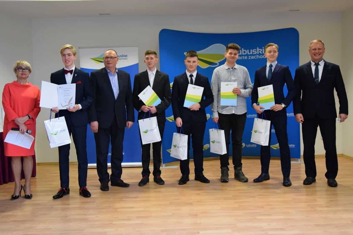 dsc_0984001 Uczniu studencie pilnuj terminu Już można składać wnioski o stypendia marszałka