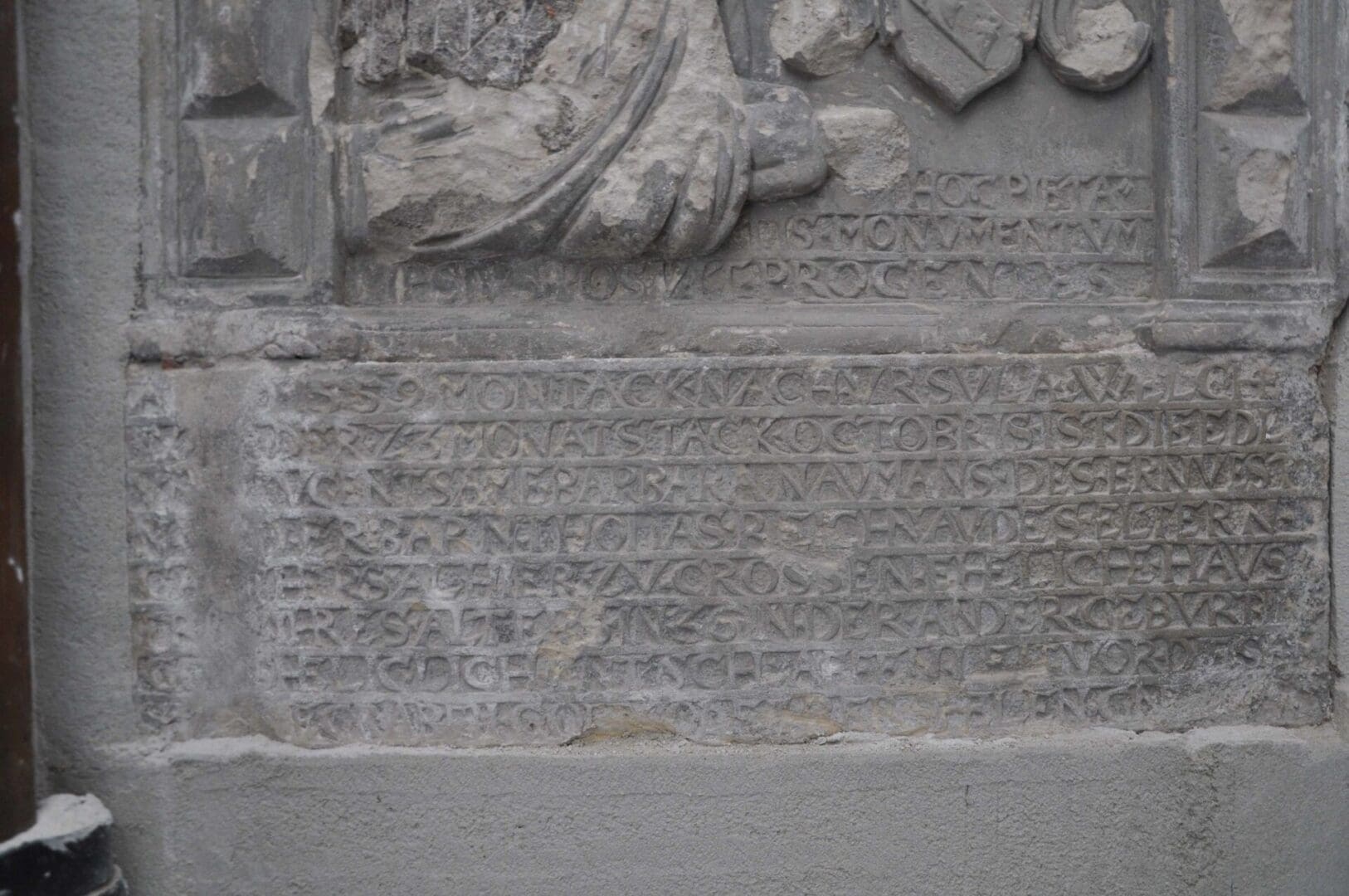   Ktoś wpadł na pomysł aby w kościele zatynkować płyty nagrobne