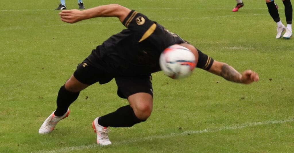 Jubileusz w Szczańcu zwieńczony Victorią (ZDJĘCIA, WIDEO) Mężczyzna odbija piłkę głową