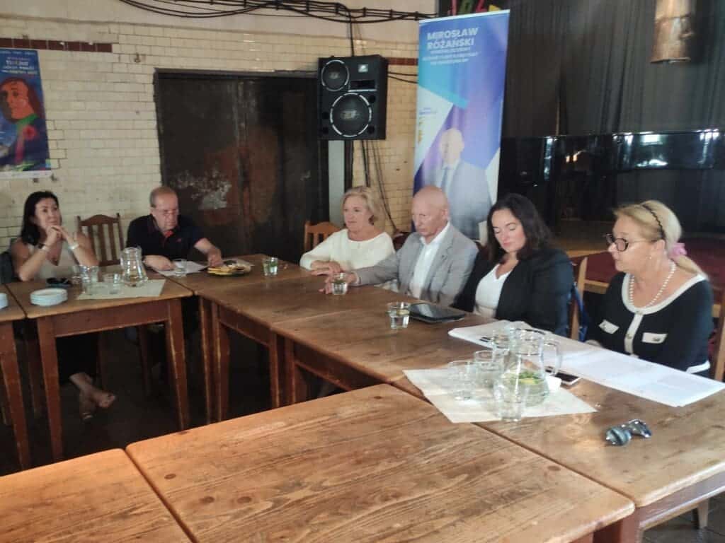 Kobiety w mundurach mają trudniej? Parlamentarzyści są przekonani, że tak Debata „Prawa kobiet w mundurach” odbyła się w Piekarni Cichej Kobiety w Zielonej Górze.