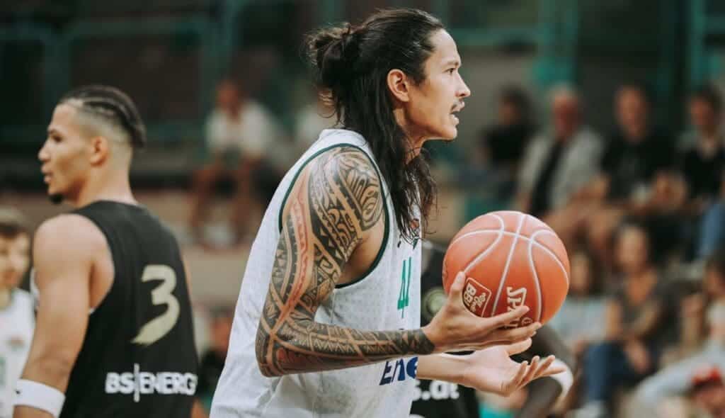 Mężczyzna z piłką do koszykówki