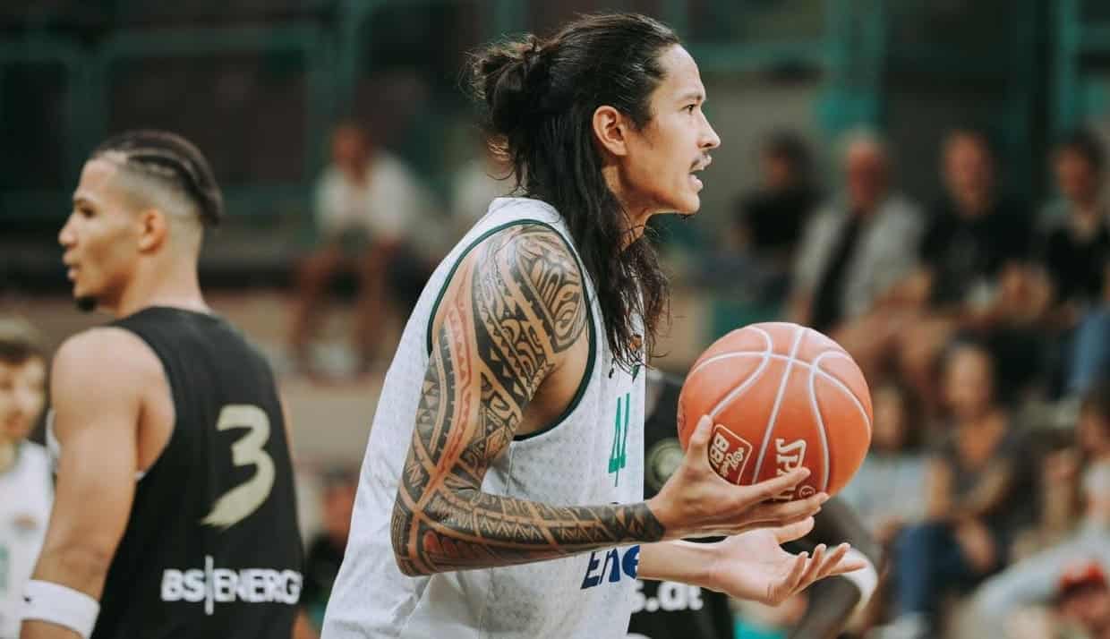 Mężczyzna z piłką do koszykówki  Zastal zremisował z Legią Strat miał co niemiara