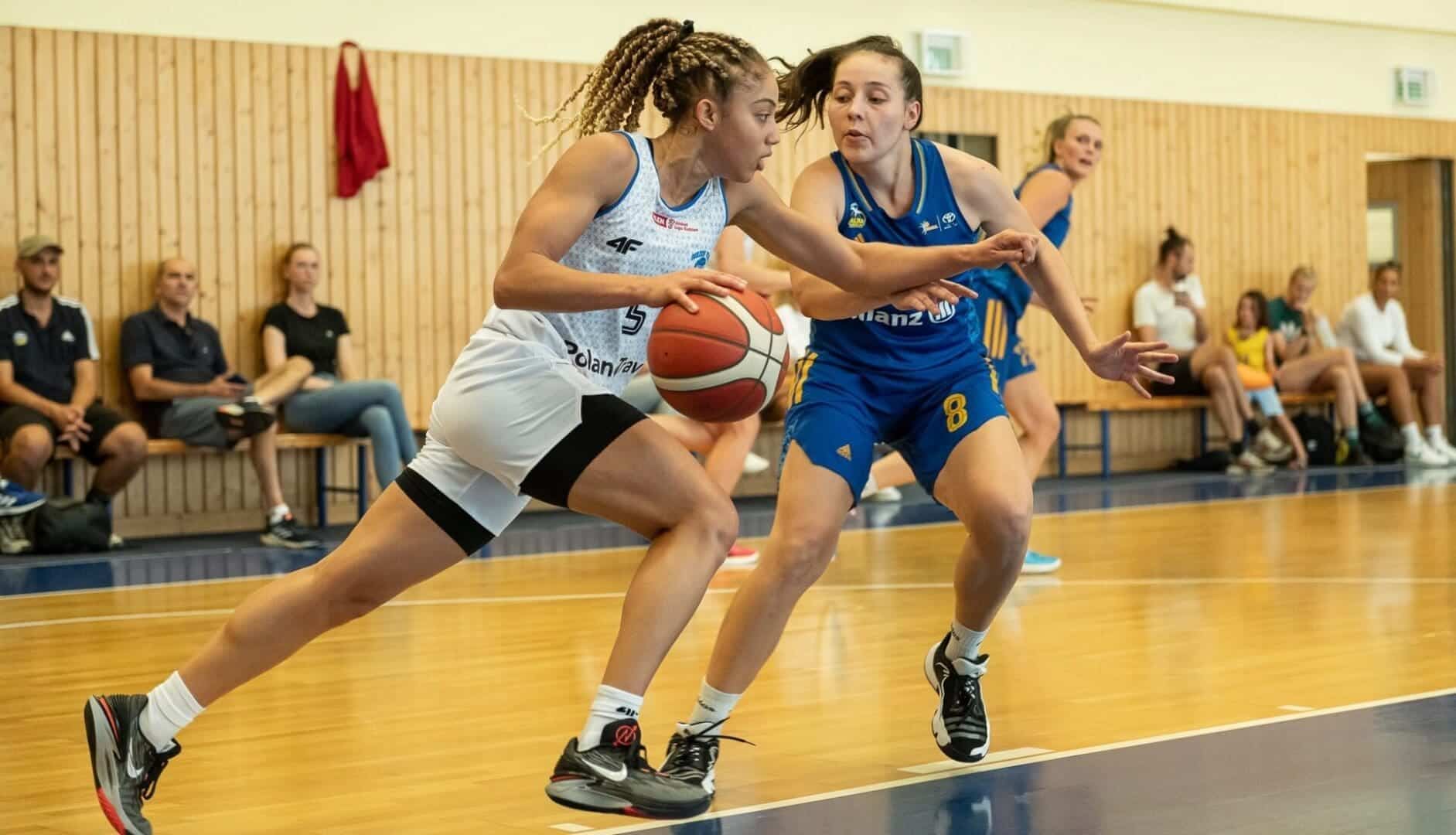 Dwie kobiety grają w koszykówkę  Koszykarki z Gorzowa po pierwszych sparingach i przed turniejem