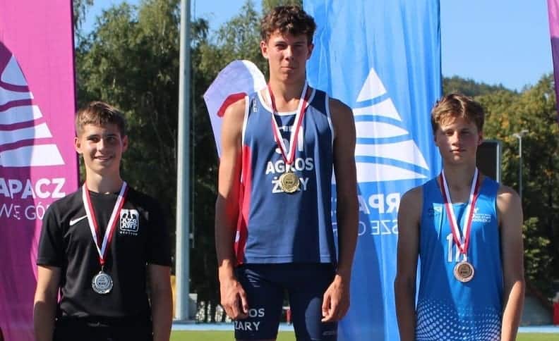 Trzech chłopców z medalami