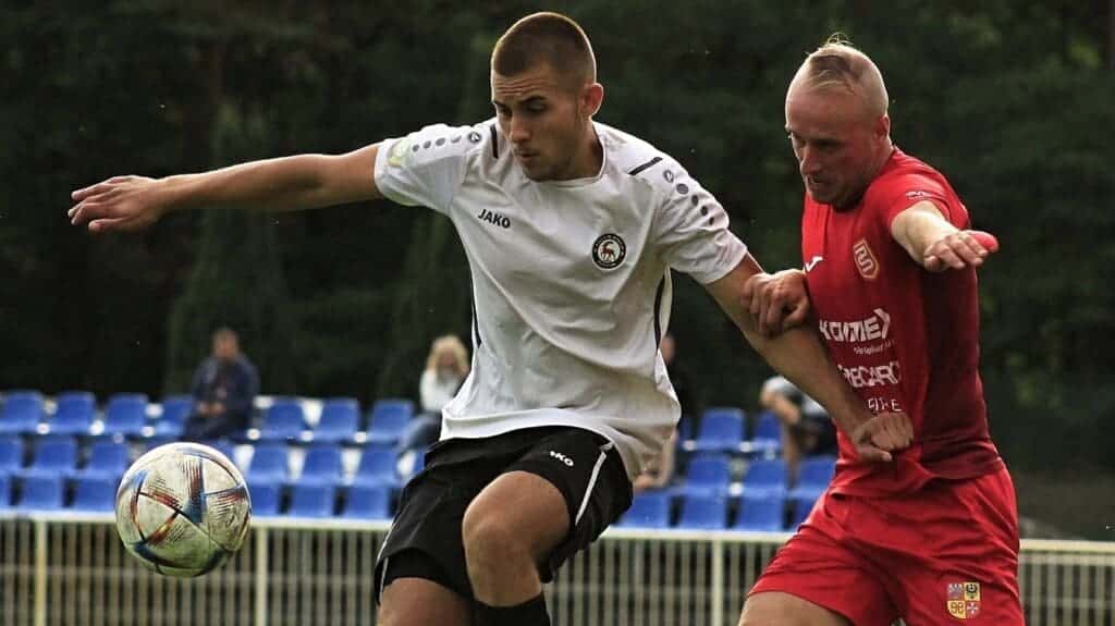 Dwaj mężczyźni na boisku