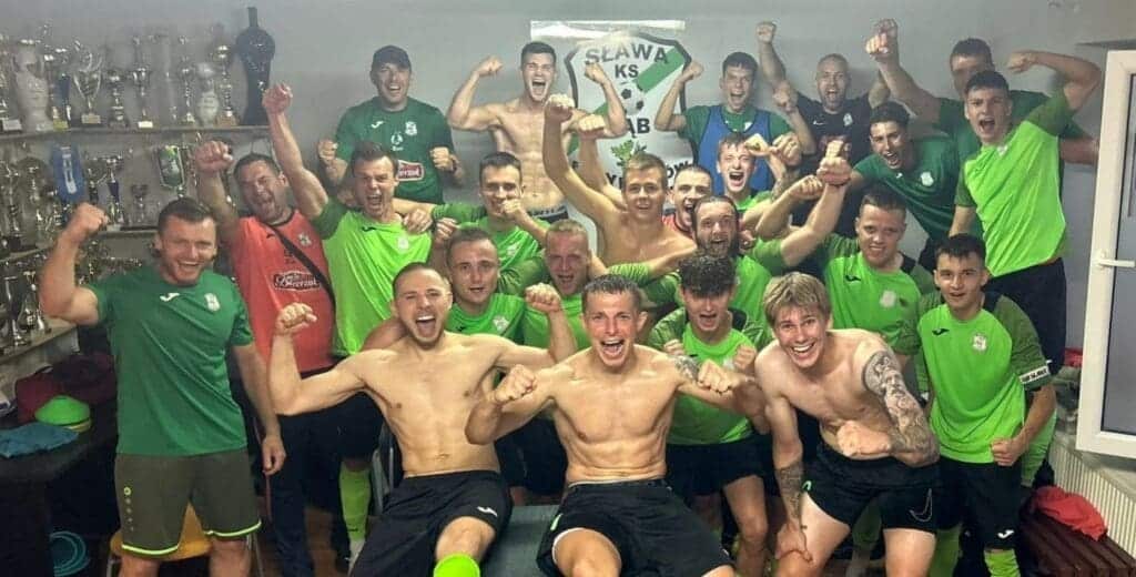 Grupa krzyczących mężczyzn