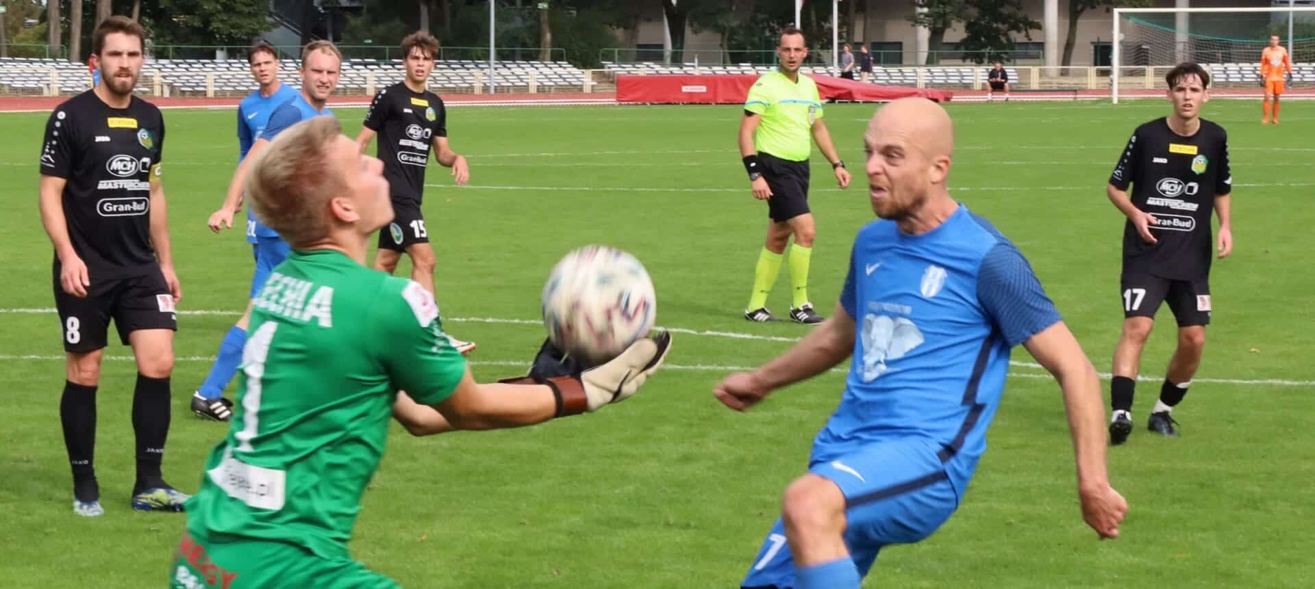 Dziewięciu mężczyzn na boisku  Piłkarski weekend 30 września 1 października Lechia remisuje z Odrą w III lidze WYNIKI