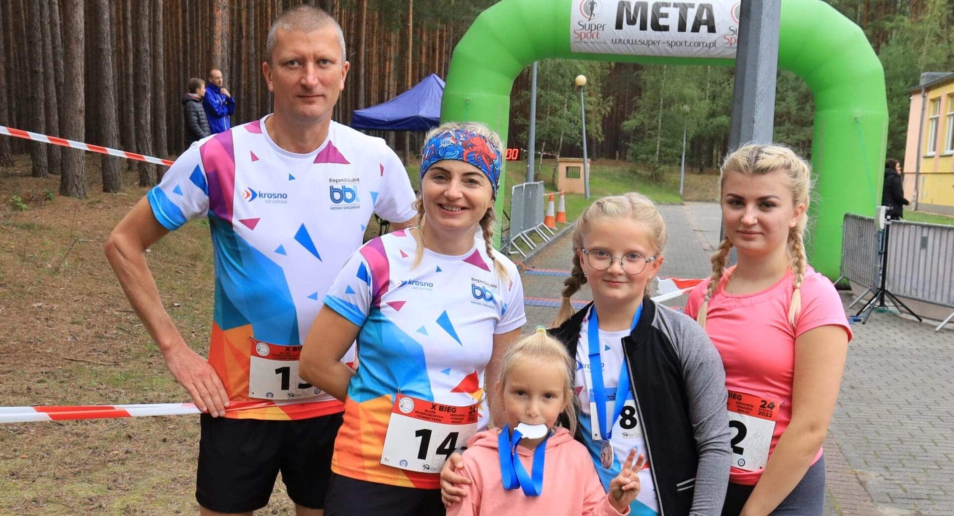 Pięć osób w sportowych strojach  Memoriał Tomasza Mielki to wyzwanie dla służb mundurowych i sympatyków ZDJĘCIA