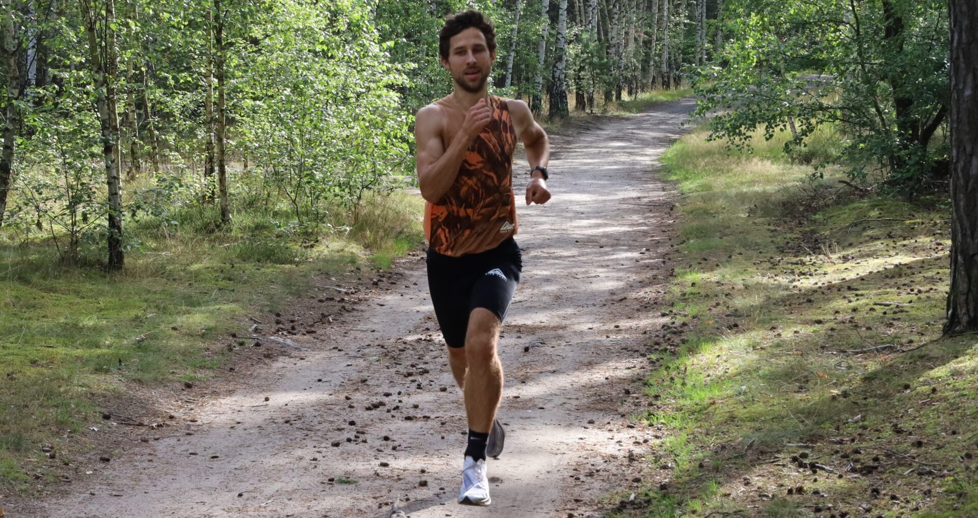 Mężczyzna biegnący leśną ścieżką  Biegacze i kolarze startują w Przytoku W sobotę półmaraton a w niedzielę piekło CIEKAWOSTKI