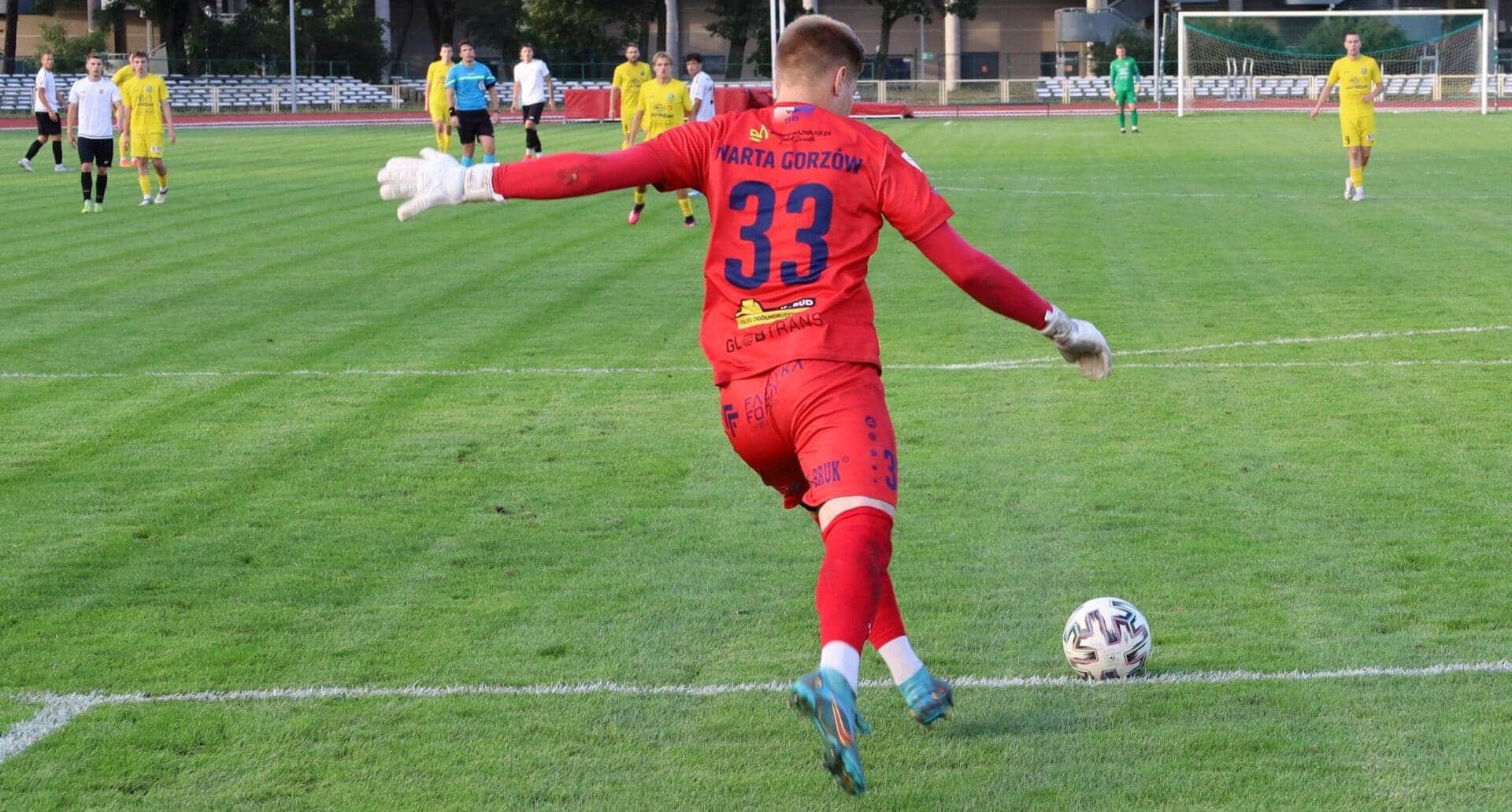 IMG_7785 Mężczyzna kopie piłkę Pucharowa środa 20 września Do gry weszli III ligowcy Hit w Słubicach WYNIKI