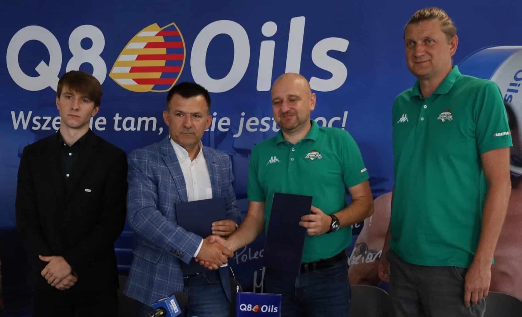 Czterej mężczyźni Dwaj podają sobie dłonie  SKM Zastal ma strategicznego sponsora Ambasadorem marki jest Pudzian