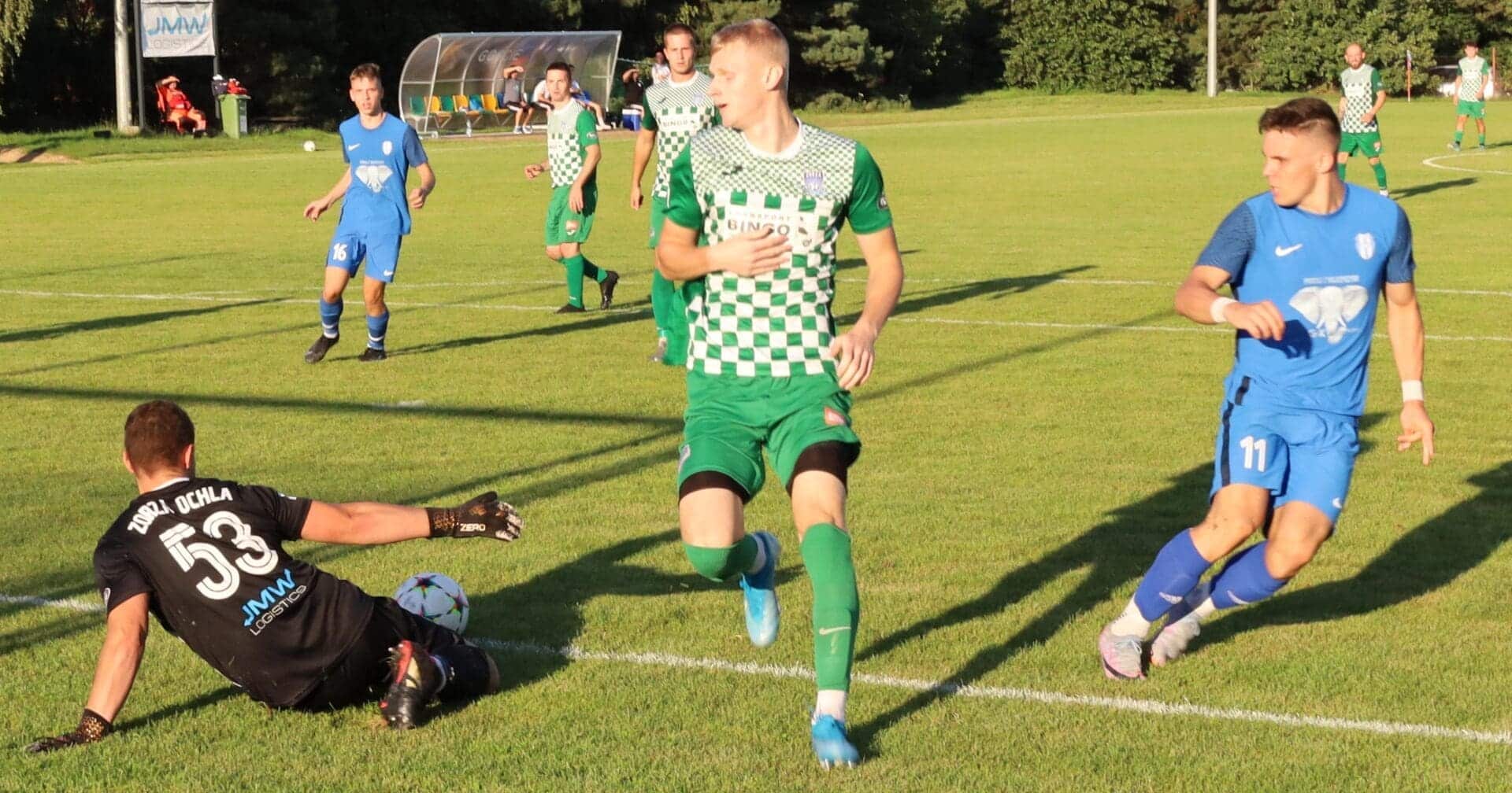 IMG_8536 Ośmiu mężczyzn na boisku Piłkarska środa 6 września Carina lepsza od Czarnych Dwucyfrówki Stali i Warty II WYNIKI