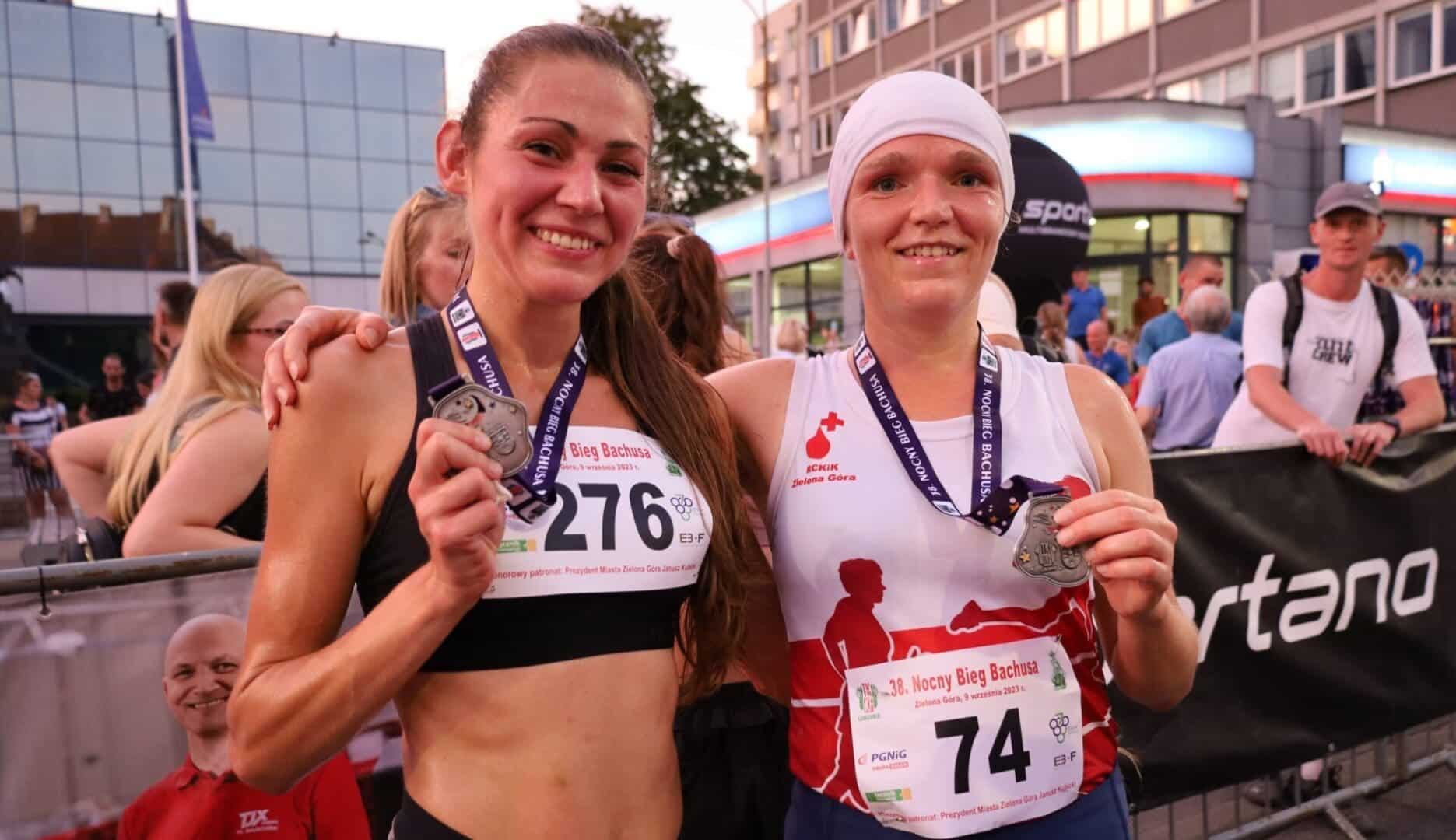 Dwie uśmiechnięte kobiety  Nocny Bieg Bachusa Sandra Nowak i Adam Marysiak najszybsi DUUUŻO ZDJĘĆ