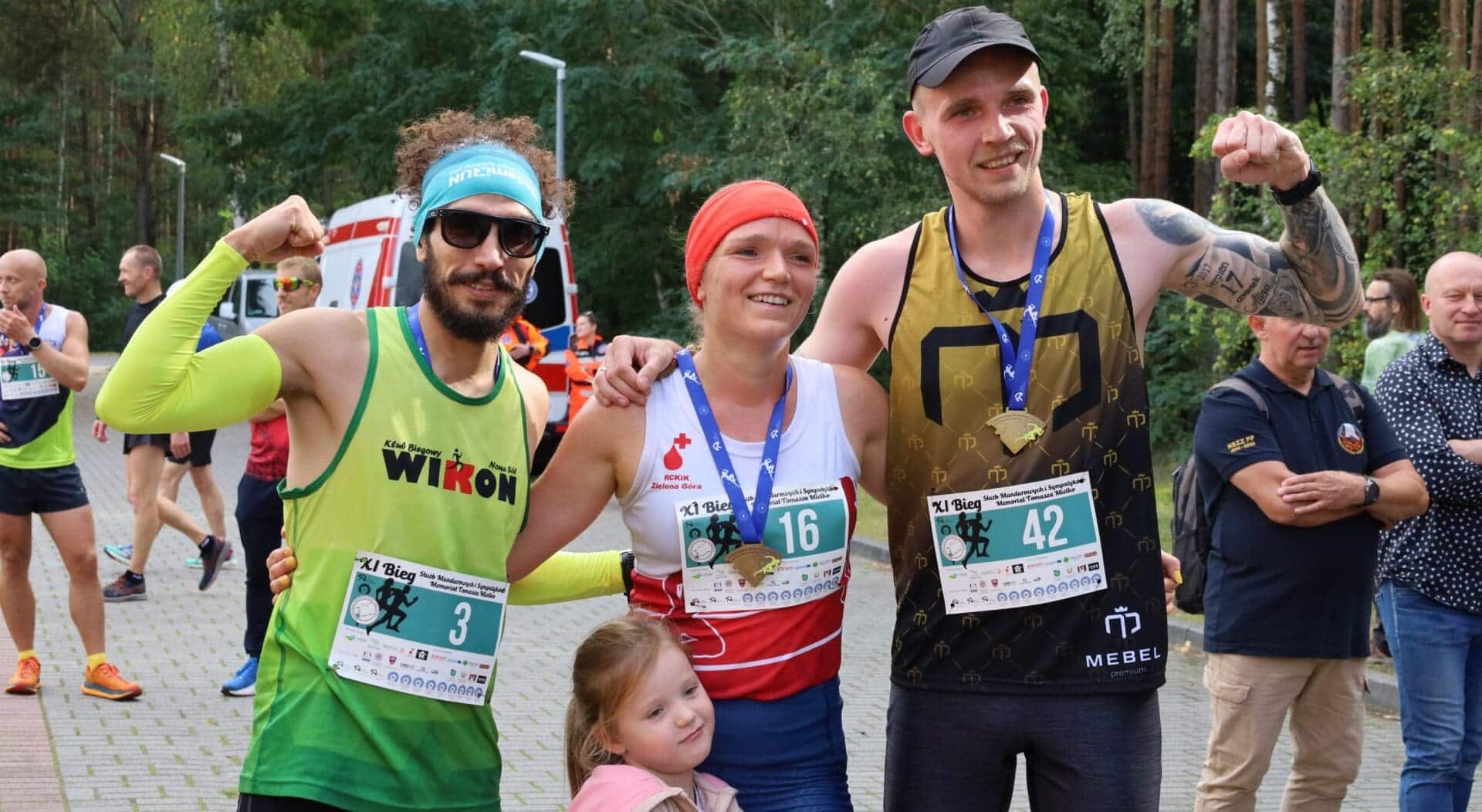 Kobieta i dwaj mężczyźni w sportowych strojach  Memoriał Tomasza Mielki Na starcie Wariaty i Wściekłe Dziki DUUUŻO ZDJĘĆ