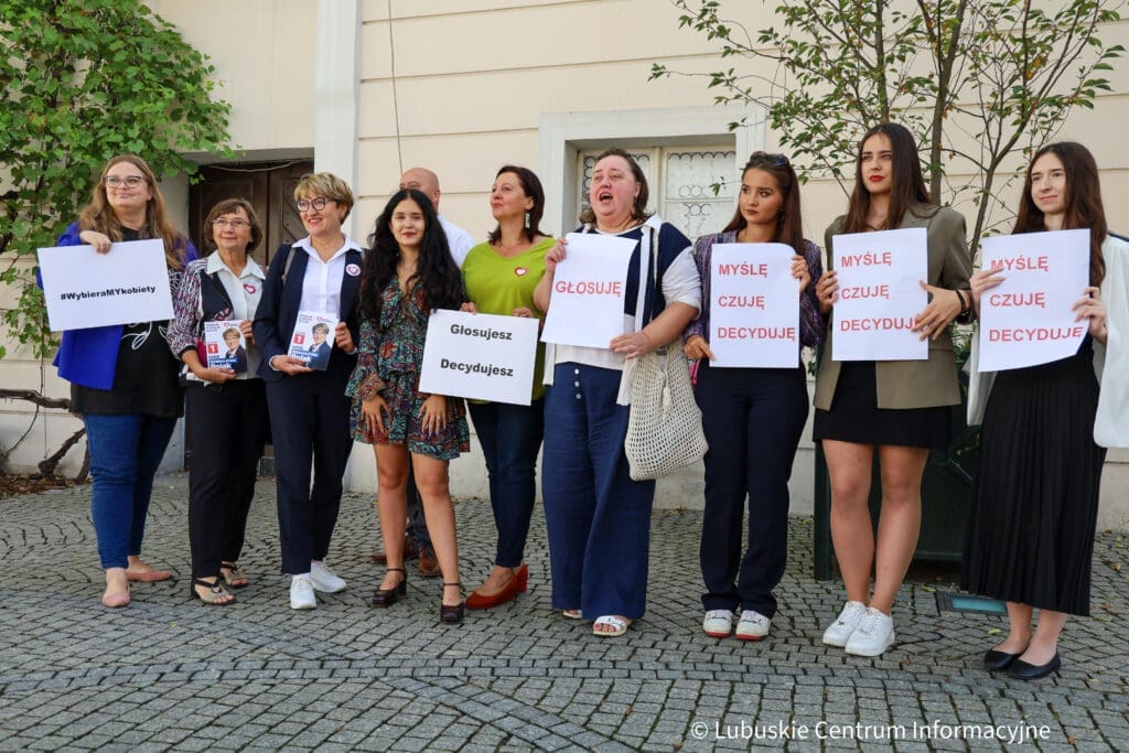 Konferencja "Młodzi do wyborów" przed ratuszem w Zielonej Górze.
