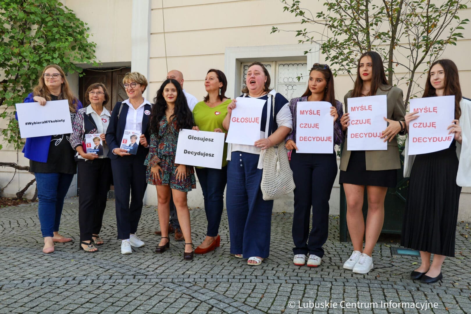 Konferencja Młodzi do wyborów przed ratuszem w Zielonej Górze  Los wyborów zależy od młodych ale oni nie chcą głosować WIDEO
