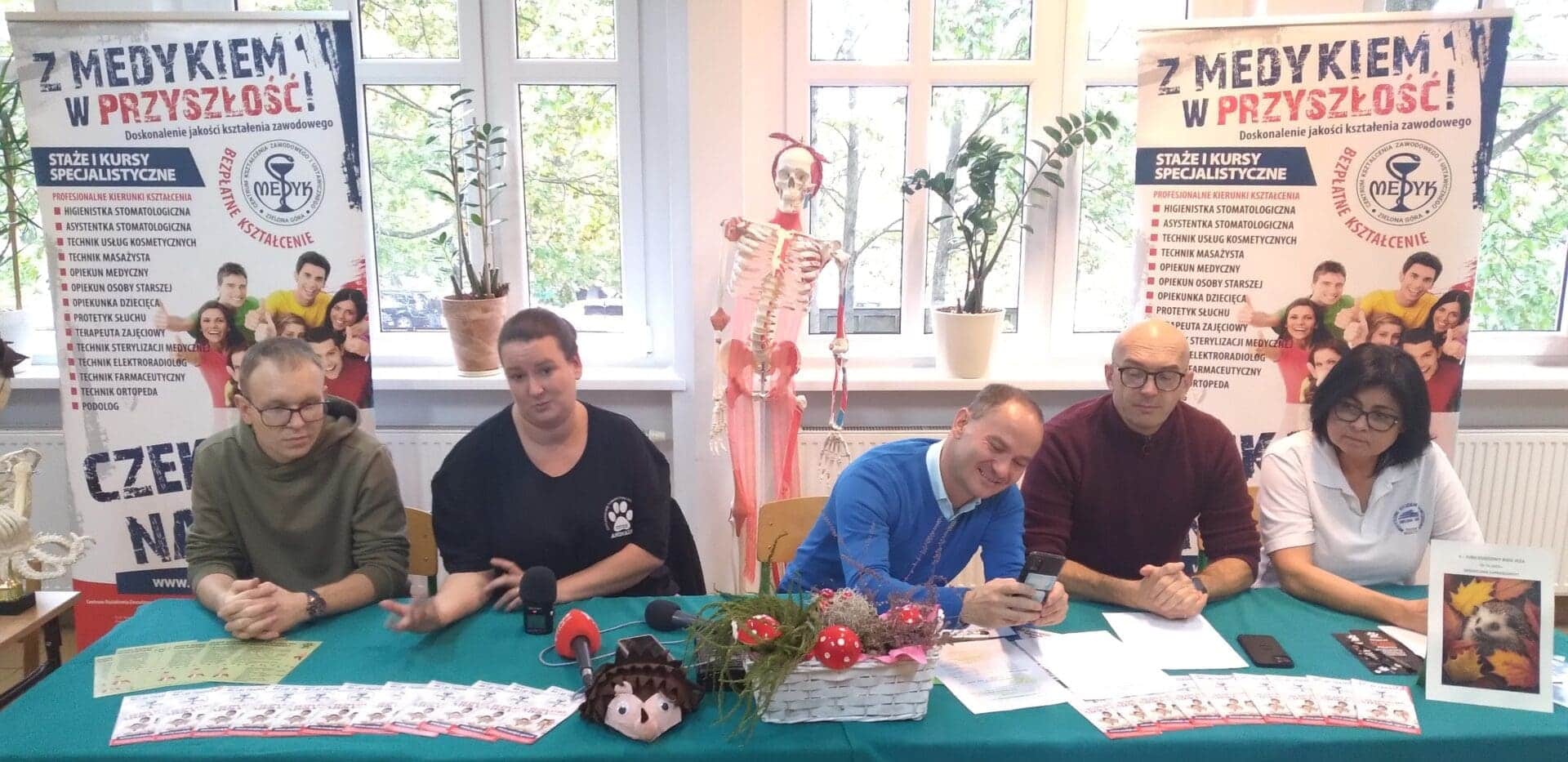 Pięć osób przy stole  X Bieg Jeża w Zielonej Górze Co chciałby nam przekazać Nokid