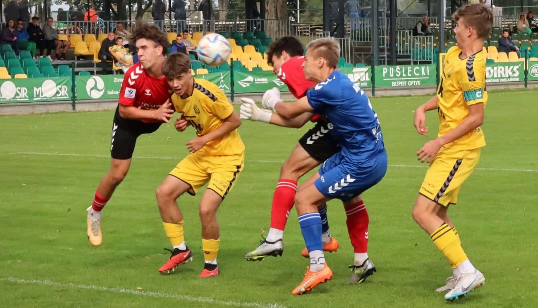 Pięciu chłopców gra w piłkę  Lechia wyciągnęła z 12 na 32 Pokazała charakter ale też charakterek ZDJĘCIA