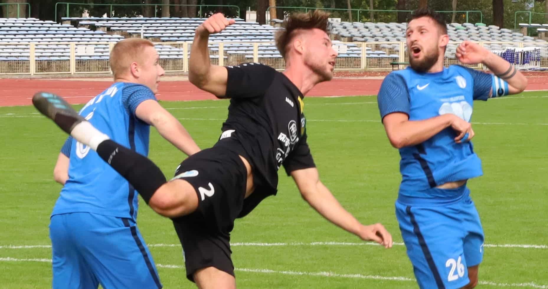 Trzech piłkarzy na boisku  Rezerwy Lechii lepsze od Odry która ma poważny kryzys ZDJĘCIA