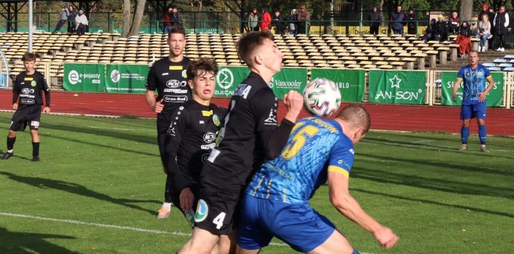 Piłkarski weekend 14-15 października. Warta wygrywa derby Gorzowa! (WYNIKI) Piłkarski weekend 14-15 października. Warta wygrywa derby Gorzowa! (WYNIKI) Sześciu mężczyzn na boisku