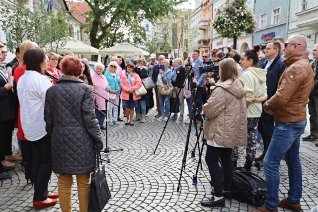 IMG_1373 Konferencja prasowa przed zielonogórskim ratuszem.