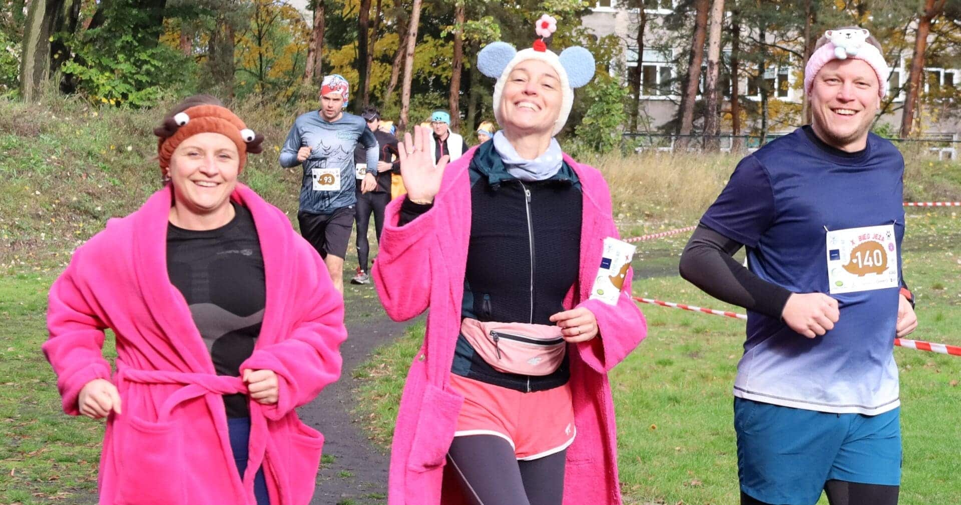 Troje biegaczy w przebranich  X Bieg Jeża w Zielonej Górze 12 850 zł na rzecz schroniska DUUUŻO ZDJĘĆ